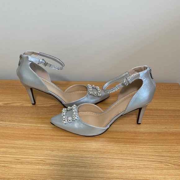 Adrienne Vittadini Silver Dress  Shoes Pearls Accent Ankle Strap size 9.5 US - Picture 3 of 5